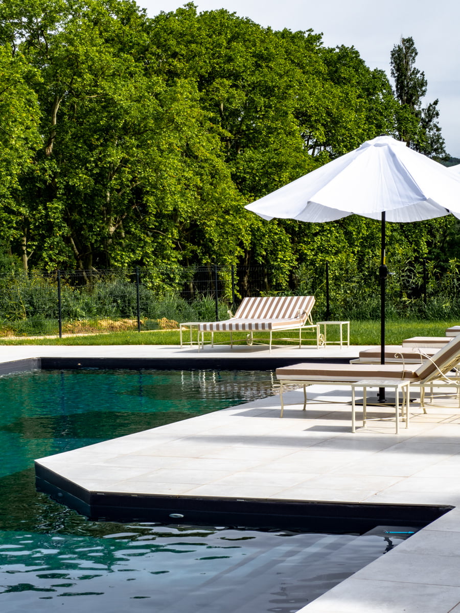 Vue piscine avec parasol